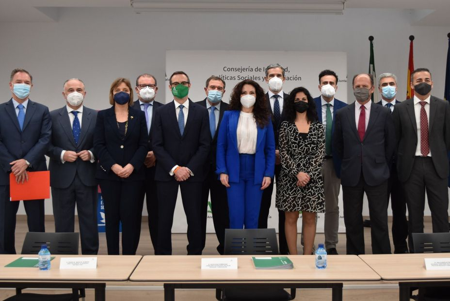 Andalucía firma un convenio con varias entidades bancarias para mejorar la atención a los mayores. Foto: Europa Press Andalucía firma un convenio con varias entidades bancarias para mejorar la atención a los mayores. Foto: Europa Press