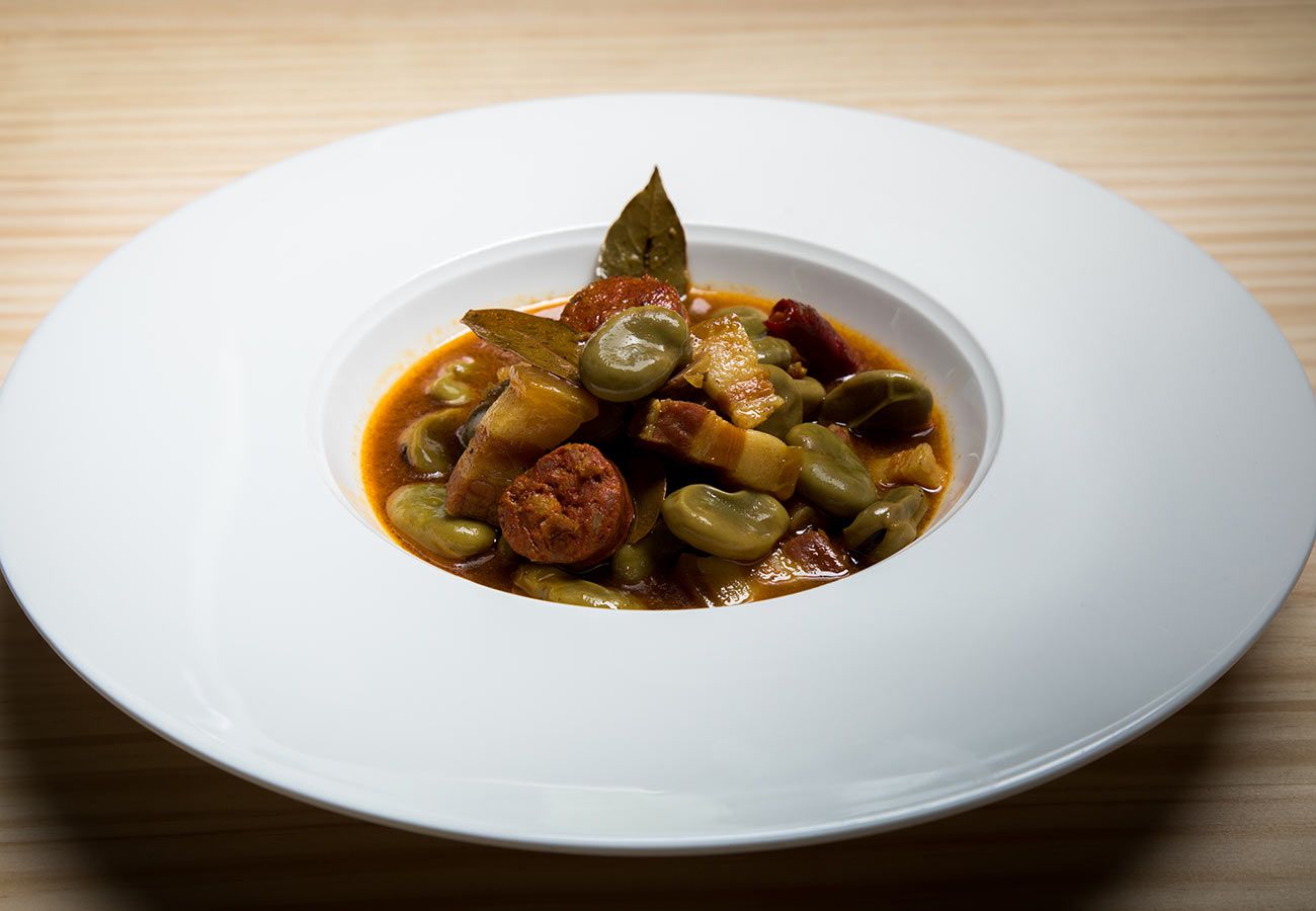 Cuchareo de michirones con chorizo y panceta, receta fácil con habas frescas de la huerta murciana. Foto: Murcia turística