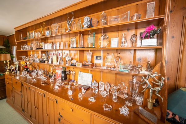 A subasta parte del legado de Betty White, que incluye recuerdos, guiones, premios y joyería A subasta parte del legado de Betty White, que incluye recuerdos, guiones, premios y joyería