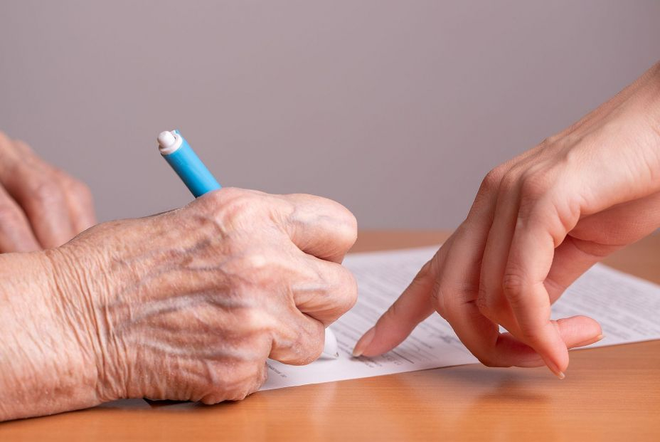 Anulan el testamento que dejó una mujer de 90 años con demencia a su cuidadora. Foto: Bigstock Anulan el testamento que dejó una mujer de 90 años con demencia a su cuidadora. Foto: Bigstock