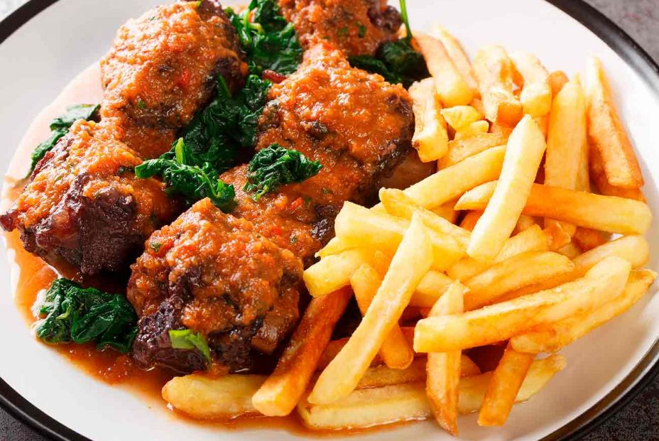 Rabo de toro estofado tradicional y la versión experta del chef Modesto Bargueño Rabo de toro estofado tradicional y la versión experta del chef Modesto Bargueño