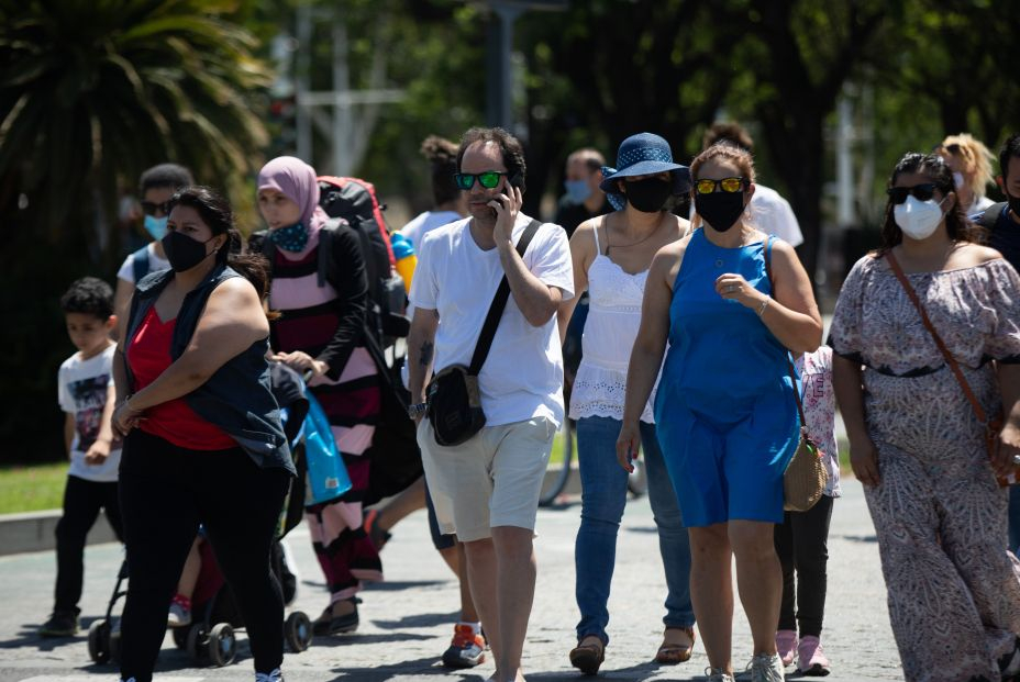 EuropaPress 3808557 turistas sevillanos mascarillas calles sevilla primer dia no obligado uso