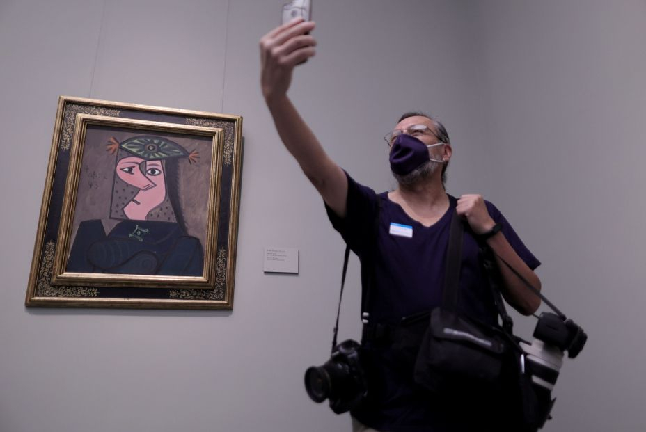 EuropaPress 3847657 hombre hace fotografia junto obra busto mujer 43 pablo picasso dia EuropaPress 3847657 hombre hace fotografia junto obra busto mujer 43 pablo picasso dia