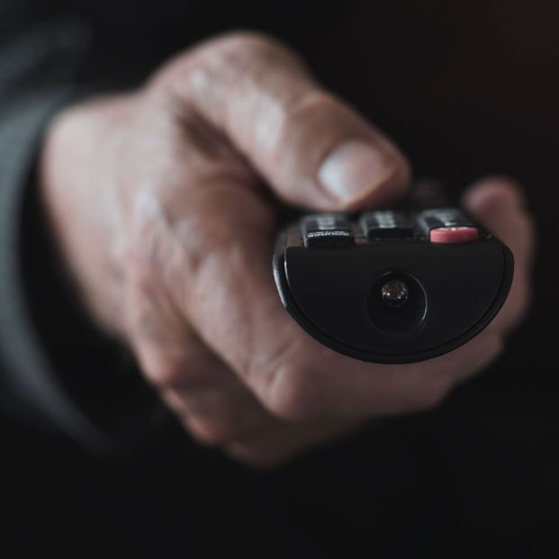 Los mayores, los grandes consumidores de una televisión que los subestima. Foto: Bigstock