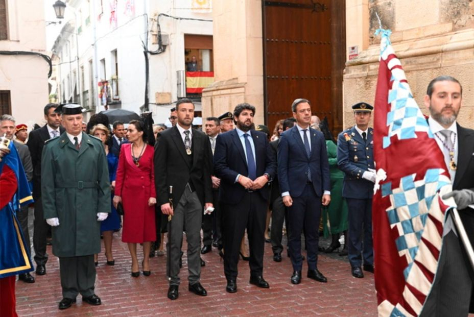 El presidente López Miras, durante la Procesión del Baño de la Vera Cruz. Foto: Región de Murcia