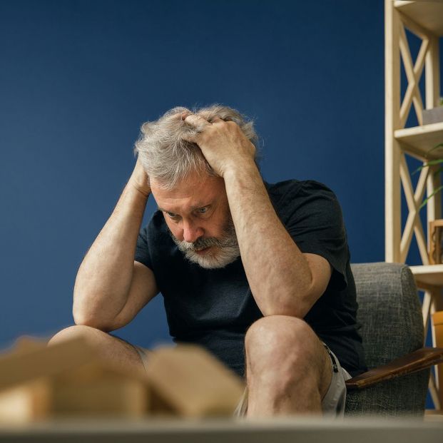 Hombre con problemas de memoria Hombre con problemas de memoria