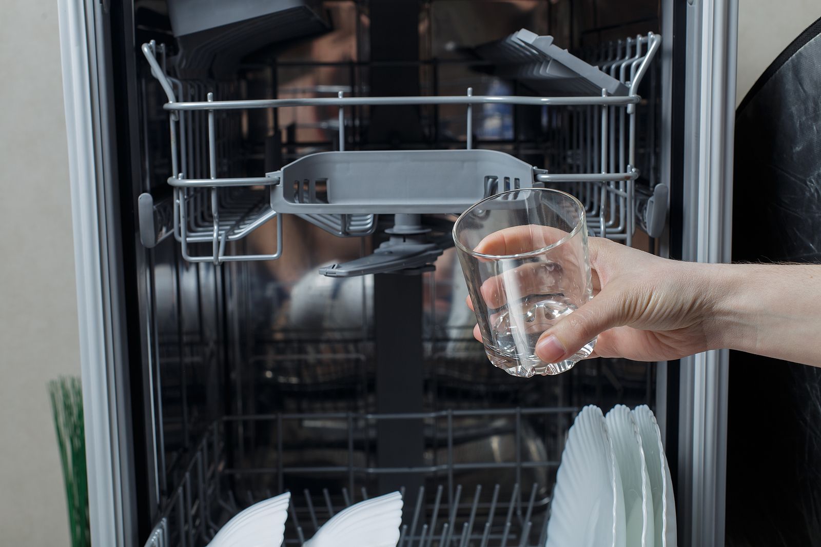 El truco definitivo para evitar que los vasos salgan blancos del lavavajillas