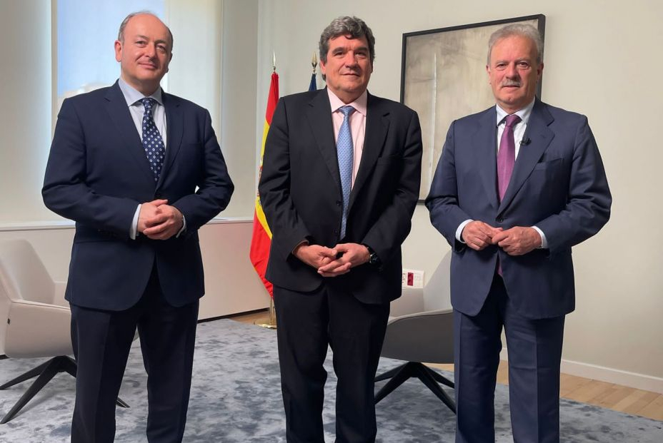 Benigno Lacort, Consejero Delegado de Atenzia y Director del Encuentro Joseì Luis Escrivaì, Ministro de Inclusioìn y Seguridad Social Manuel Campo Vidal, presidente de Next Education Benigno Lacort, Consejero Delegado de Atenzia y Director del Encuentro Joseì Luis Escrivaì, Ministro de Inclusioìn y Seguridad Social Manuel Campo Vidal, presidente de Next Education