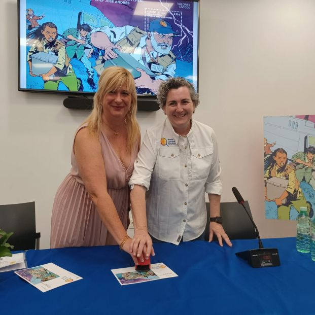 Leire Diez, Directora Relaciones Institucionales y Filatelia de Correos y la chef Pepa Muñoz WCK España Leire Diez, Directora Relaciones Institucionales y Filatelia de Correos y la chef Pepa Muñoz WCK España