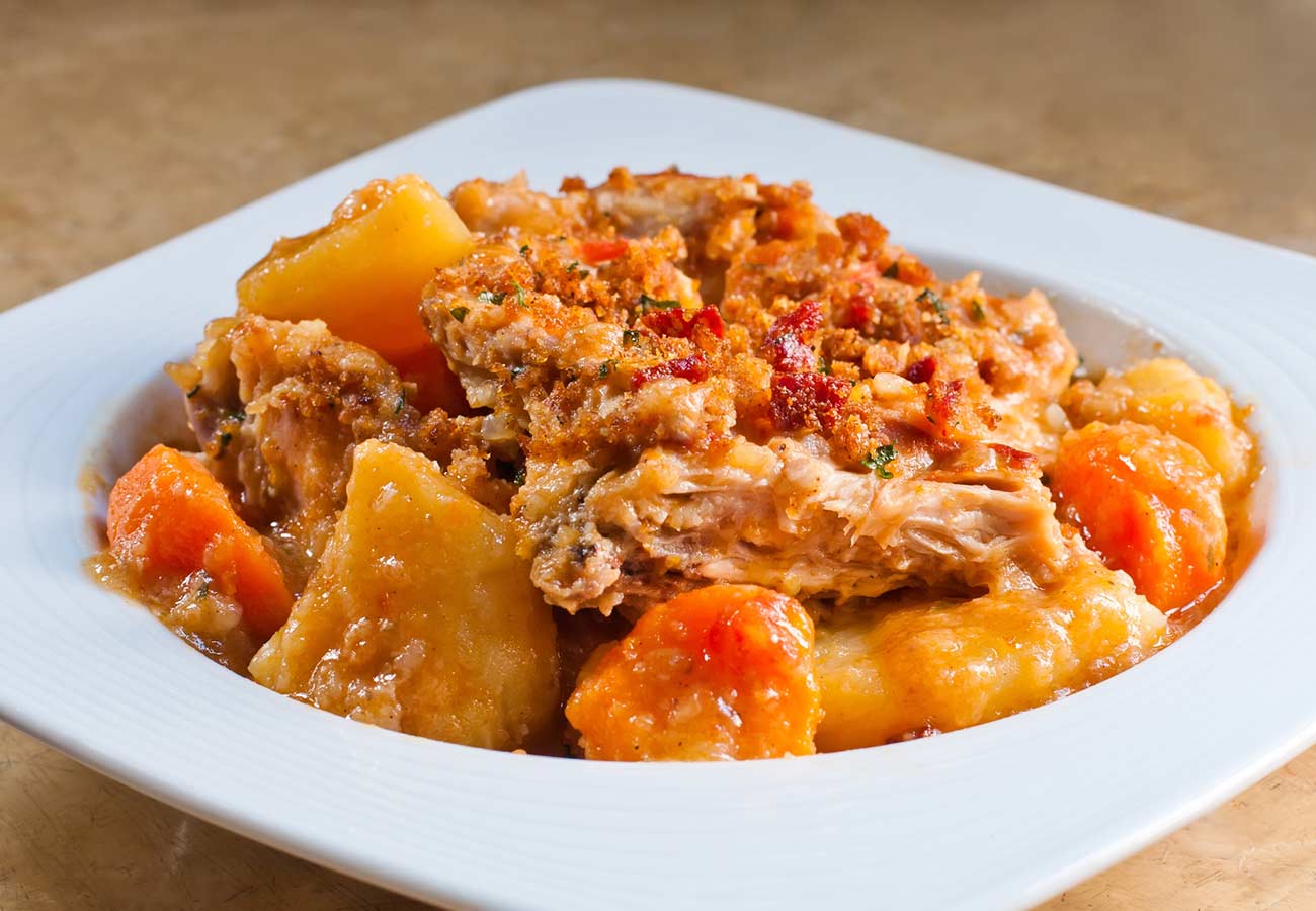 Guiso de conejo al vino tinto  con patatas y zanahorias