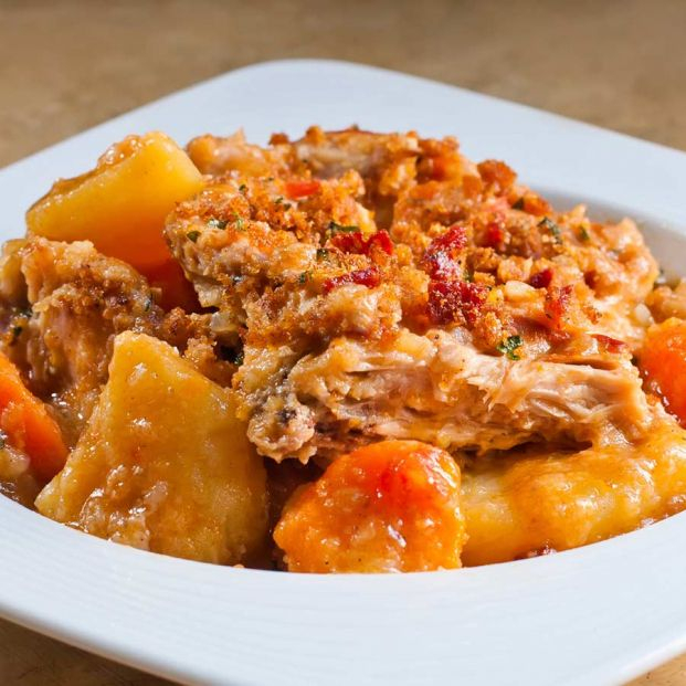 Guiso de conejo al vino tintocon patatas y zanahorias