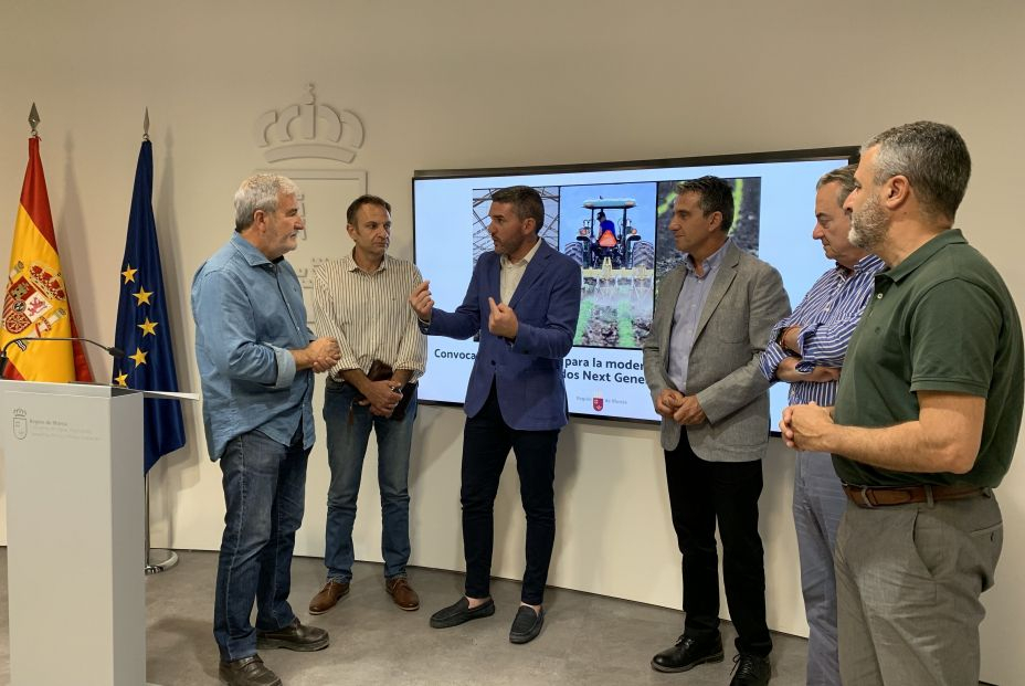 El consejero Antonio Luengo junto a los representantes de las organizaciones agrarias, Fecoam, Proexport y Apoexpa durante la presentación de la línea de ayudas para el sector agrario - CARM/Europa Press El consejero Antonio Luengo junto a los representantes de las organizaciones agrarias, Fecoam, Proexport y Apoexpa durante la presentación de la línea de ayudas para el sector agrario - CARM/Europa Press