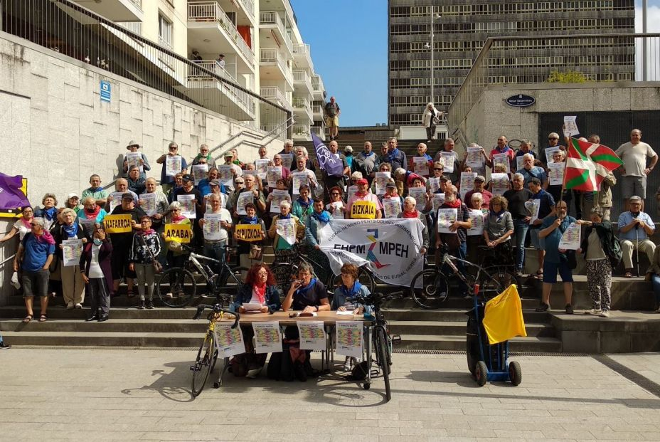 Un pelotón de pensionistas arranca su marcha ciclista por unas "pensiones dignas" Un pelotón de pensionistas arranca su marcha ciclista por unas "pensiones dignas"