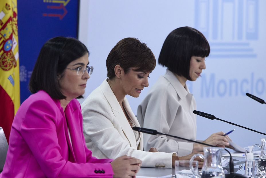 La ministra de Sanidad, Carolina Darias; la ministra portavoz, Isabel Rodríguez; y la ministra de Ciencia e Innovación, Diana Morant, comparecen tras la reunión del Consejo de Ministros, en el Palacio de La Moncloa La ministra de Sanidad, Carolina Darias; la ministra portavoz, Isabel Rodríguez; y la ministra de Ciencia e Innovación, Diana Morant, comparecen tras la reunión del Consejo de Ministros, en el Palacio de La Moncloa