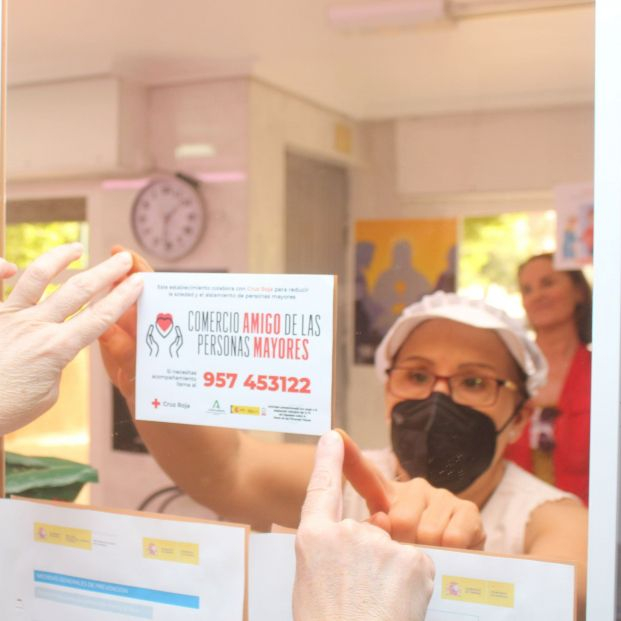 Cruz Roja pide a comercios de barrio ayuda para detectar la soledad y el maltrato a mayores Cruz Roja pide a comercios de barrio ayuda para detectar la soledad y el maltrato a mayores