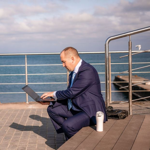 Perfil del trabajador que no desconecta: sénior, hombre y con cargo de responsabilidad