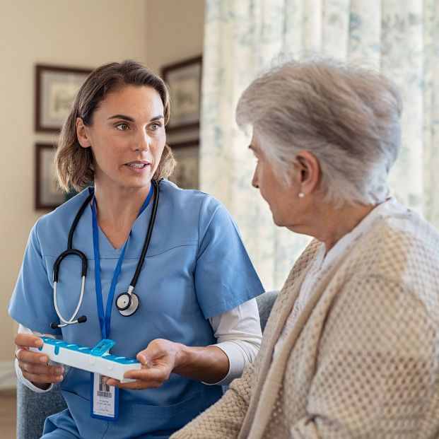 doctor riñones paciente senior