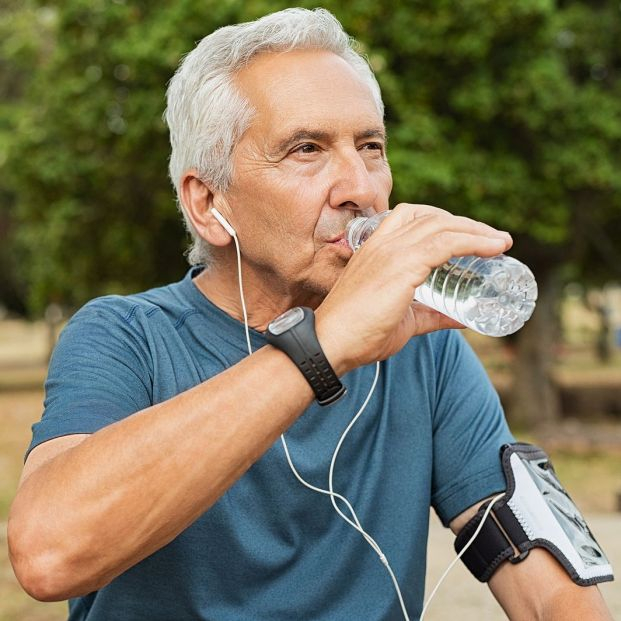 hombre senior bebe agua hombre senior bebe agua