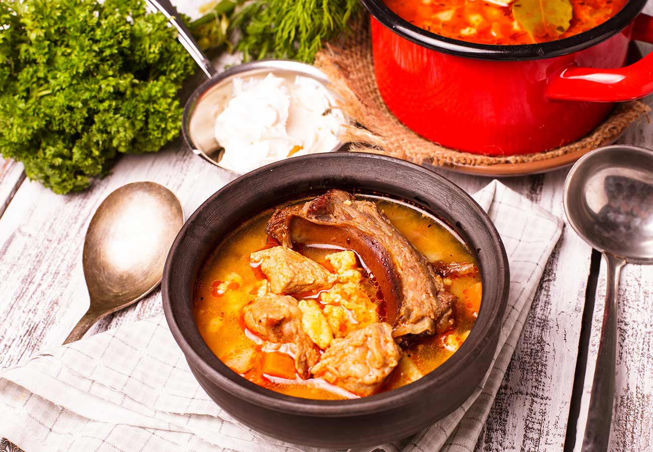 Receta de costillas de cerdo ibérico con patatas. Foto: Bigstock