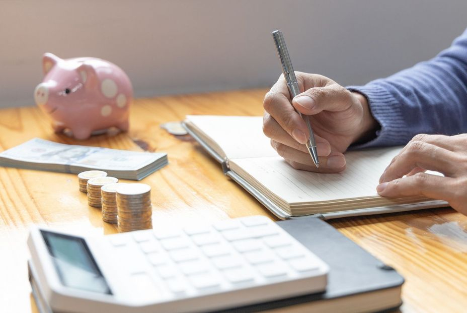 Los hogares españoles recortan su ahorro por primera vez en tres años Los hogares españoles recortan su ahorro por primera vez en tres años