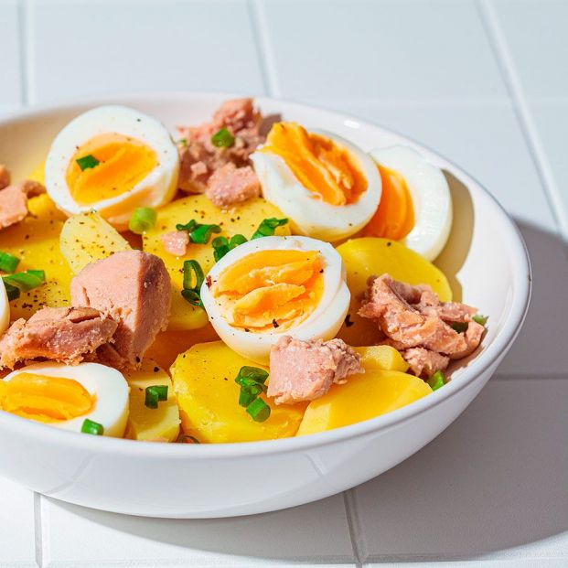 Receta de ensalada de verano con patata y huevo. Foto: bigstock