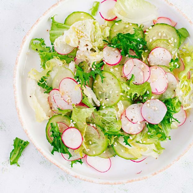 Ensalada de lechuga pepino y rabanitos. Foto: Youtube Ensalada de lechuga pepino y rabanitos. Foto: Youtube