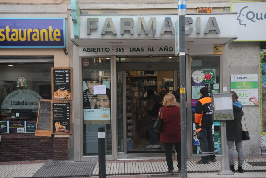 EuropaPress 4162076 varias personas hacen cola farmacia adquirir test antigenos 23 diciembre EuropaPress 4162076 varias personas hacen cola farmacia adquirir test antigenos 23 diciembre