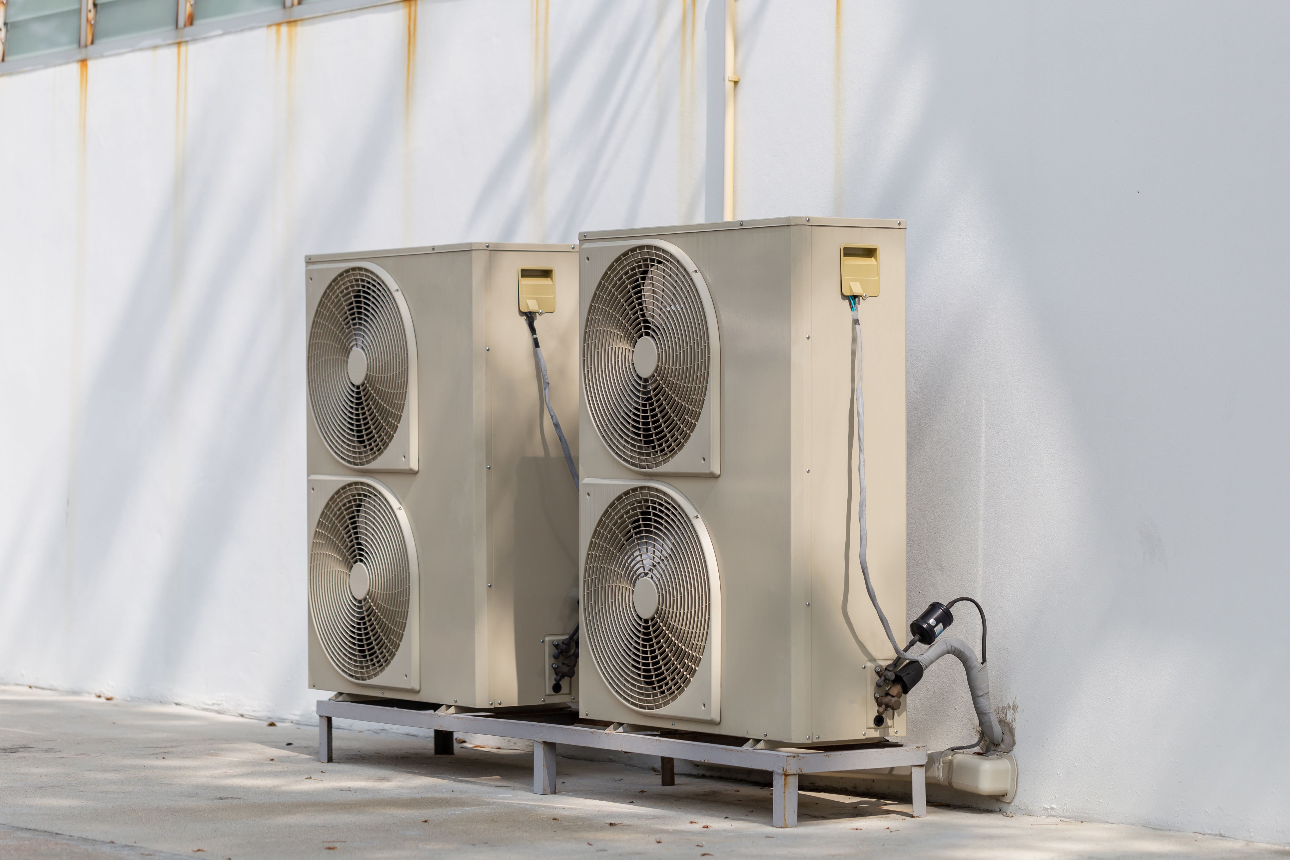 ¿Está permitido instalar un aire acondicionado en la fachada del edificio?