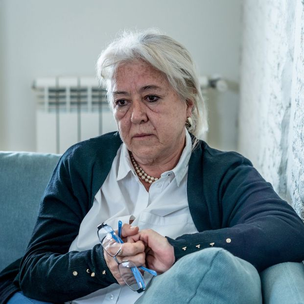 mujer senior pérdida de pareja triste mujer senior pérdida de pareja triste