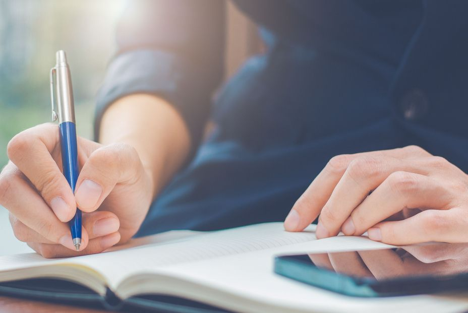 Susana, 43 años, tres trabajos a tiempo parcial y la nota más alta en sus oposiciones. Foto: Bigstock Susana, 43 años, tres trabajos a tiempo parcial y la nota más alta en sus oposiciones. Foto: Bigstock