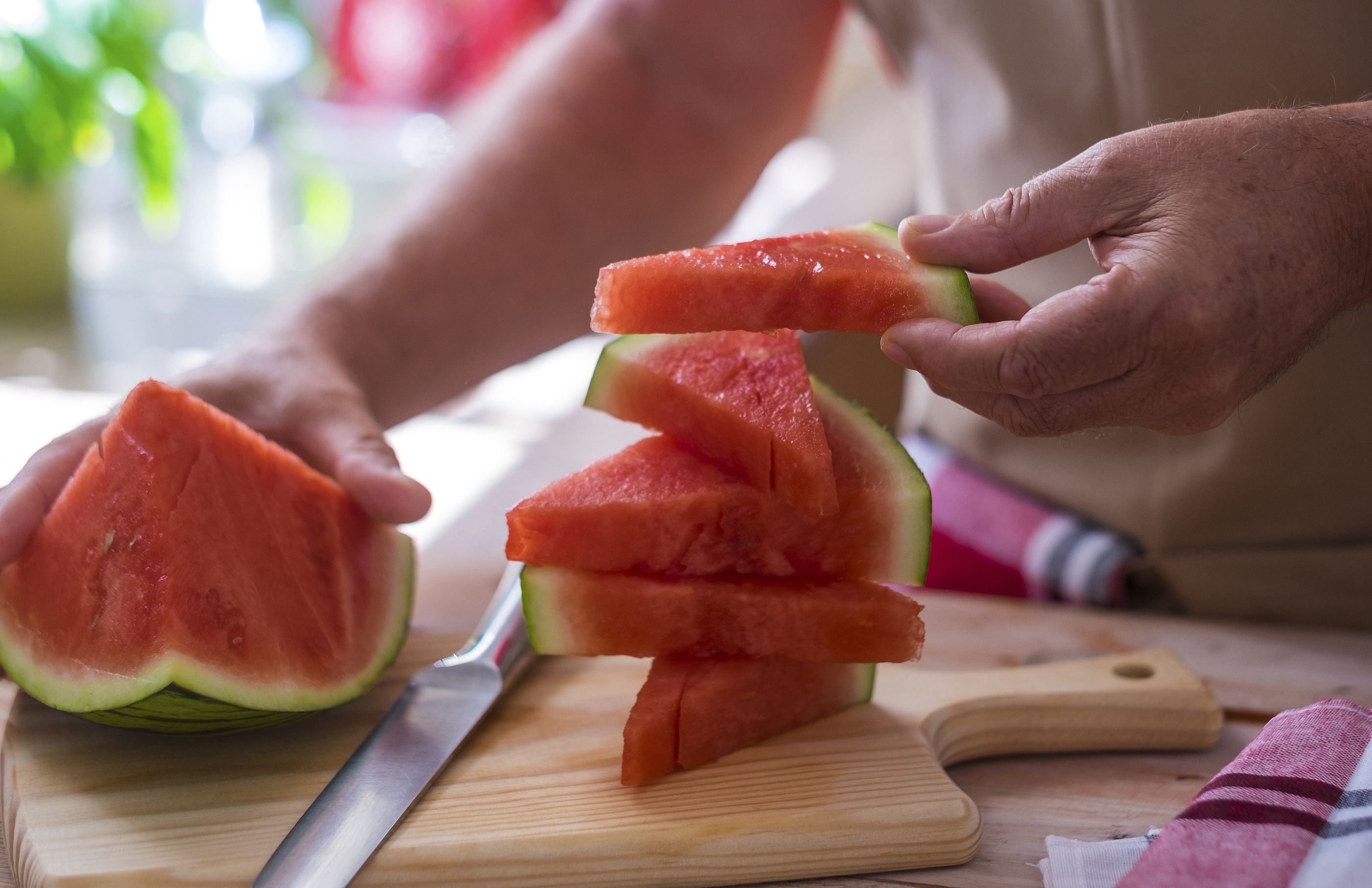 ¿Te gusta la sandía en verano? Esta es la mejor técnica para cortarla y conservarla en casa
