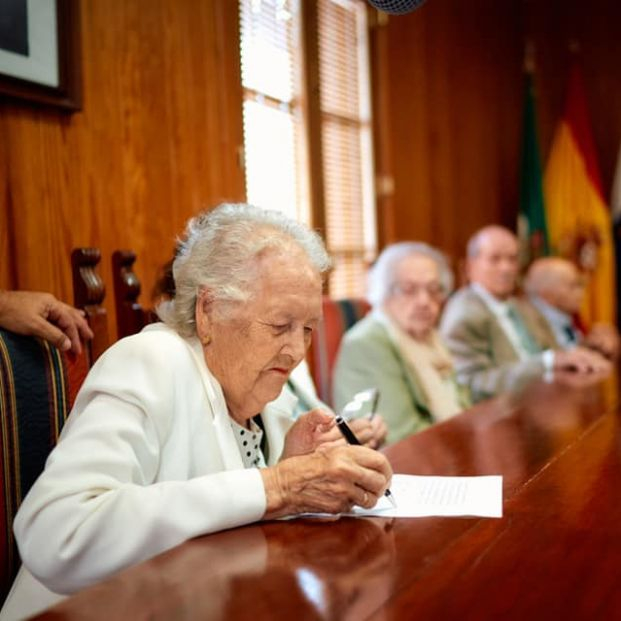Doce hermanos de Villa de Moya, en Canarias, han logrado el récord Guinness a la edad combinada más alta, sumando 1.057 años entre todos. El alcalde Raúl Afonso, el párroco Roberto Rivero y María del Pino Ojeda, fueron testigo ante notario de este "hecho histórico" en la ratificación del reconocimiento, que se llevó a cabo en las Casas Consistoriales el pasado miércoles 10 de agosto. Esta edad combinada de récord ha sumado las edades y los días de los doce hermanos Hernández Pérez, naturales del municipio, fruto del matrimonio de D. Modesto Hernández y Dña. Martina Pérez. Luis, Miguel, Gloria Hortensia, Francisco Manuel, Ángela, Modesto Pedro, Amada del Pino, Rosario Ofelia, Juan, María del Carmen, José Santiago y Alejandro Hernández, son los doce hermanos cuyas edades oscilan entre los 76 y los 98 años. El primogénito de esta gran familia llegaba al mundo un 30 de diciembre de 1924, mientras que el hermano más joven lo hacía en 1946. Todos ellos crecieron en Lomo el Negro, en San Fernando. El pasado miércoles volvieron a recorrer las calles de su municipio para "echar la vista atrás" y "recordar lo vivido y compartido en unas calles que ellos han visto evolucionar, pero que siempre les recordará a su niñez y juventud", indica el Ayuntamiento en sus redes sociales. Los hermanos Hernández Pérez decidieron ratificar su premio guinness en su pueblo, Moya, un lugar que fue siempre su hogar. "Son un ejemplo de los valores tradicionales, esos que ahora transmiten con la tranquilidad y la sabiduría que dan los años, unos valores que les han acompañado a los largo de estos años". 