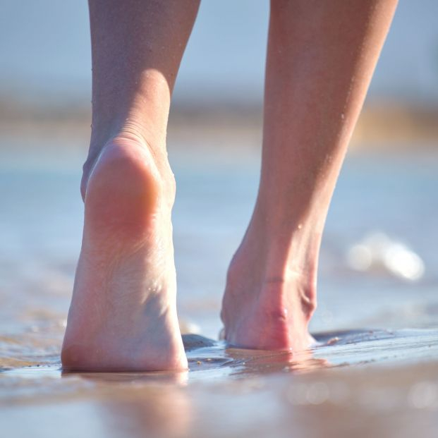 Cómo de beneficioso es caminar descalzo por la playa: consejos y recomendaciones. Foto: Bigstock Cómo de beneficioso es caminar descalzo por la playa: consejos y recomendaciones. Foto: Bigstock