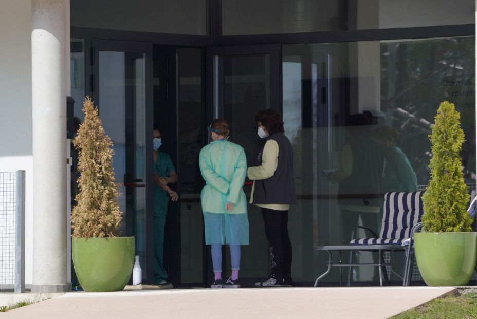 La transmisión de Covid en residencias de mayores sigue descendiendo una semana más La transmisión de Covid en residencias de mayores sigue descendiendo una semana más