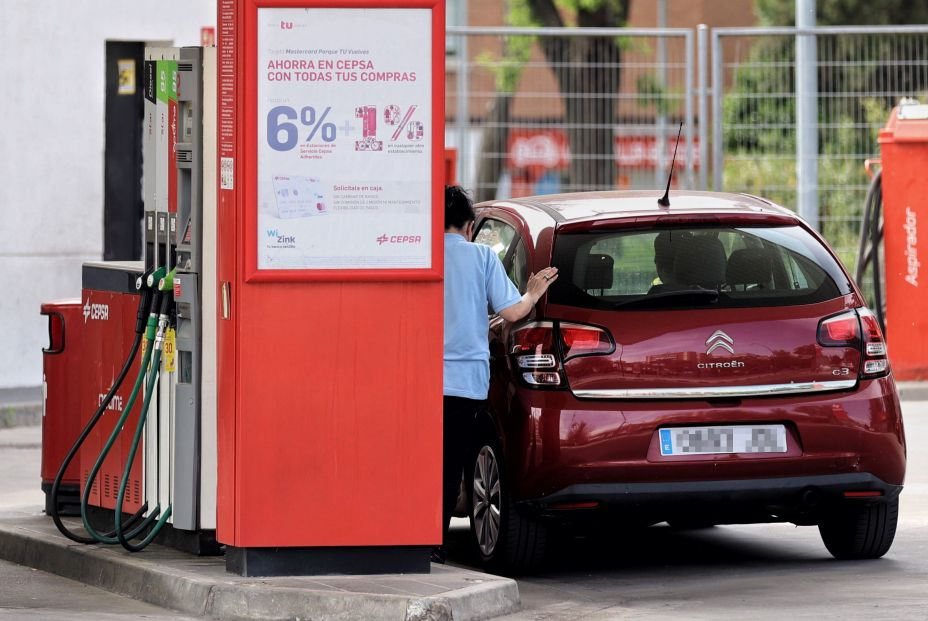 EuropaPress 4444693 mujer repostando gasolinera 12 mayo 2022 madrid espana precio medio (1)