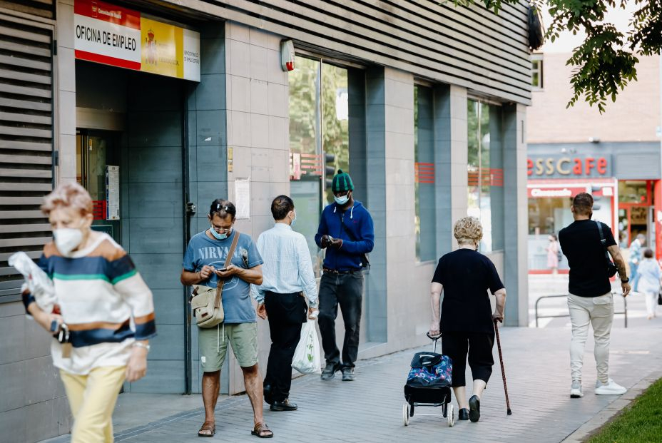 EuropaPress 4493838 varias personas pasan delante oficina servicio publico empleo estatal sepe (1)