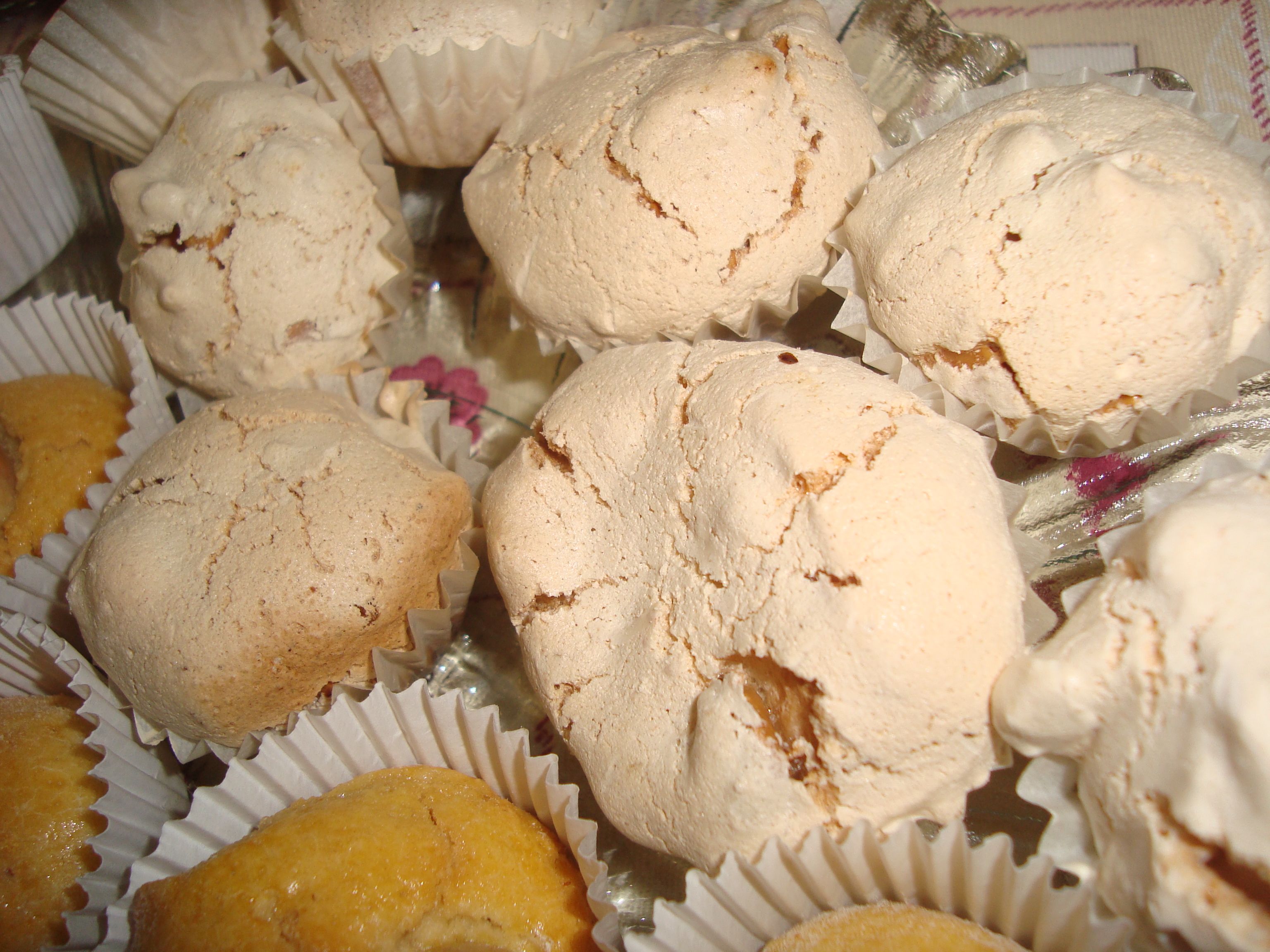 Receta de suspiros de almendra, una magdalena deliciosa de merengue horneado