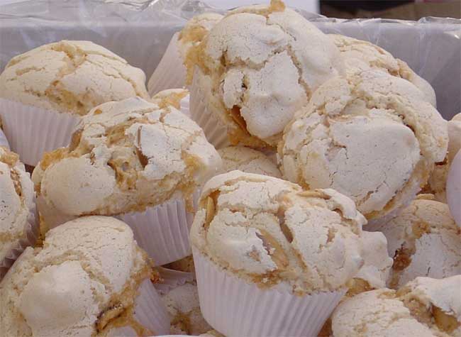 Receta de suspiros de almendra, una magdalena deliciosa de merengue y almendra horneada. Foto: Región de Murcia