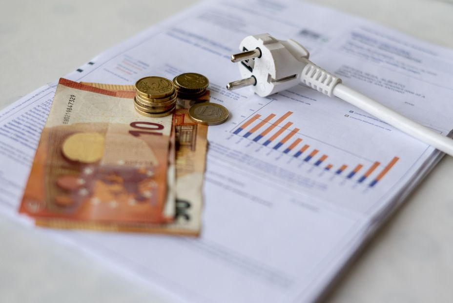 Los consumidores claman por el nuevo epígrafe que encarece su factura de la luz por el tope al gas. Foto: EuropaPress Los consumidores claman por el nuevo epígrafe que encarece su factura de la luz por el tope al gas. Foto: EuropaPress