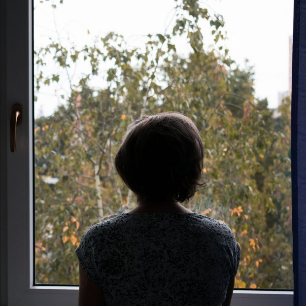 mujer mayor sola ventana mujer mayor sola ventana