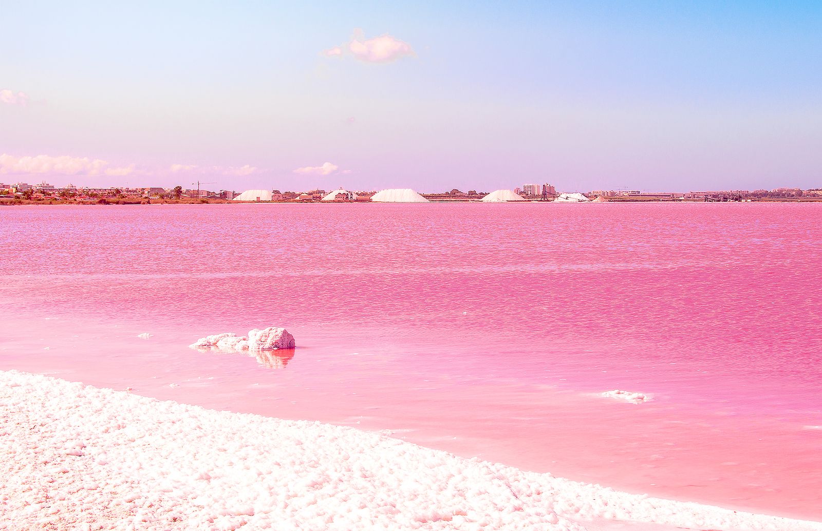 La laguna rosa, un espectáculo visual en Torrevieja