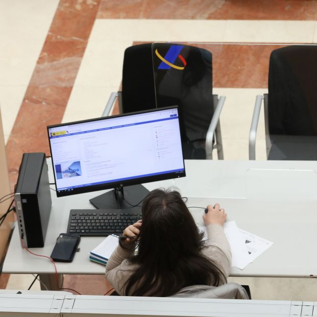 La Agencia Tributaria convoca 900 plazas de auxiliares de Administración e Información para la Renta. Foto: Europa Press La Agencia Tributaria convoca 900 plazas de auxiliares de Administración e Información para la Renta. Foto: Europa Press