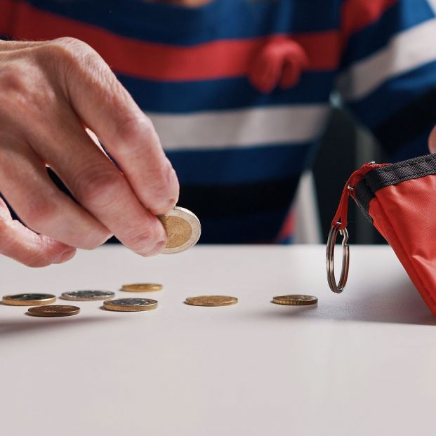 Las facturas de luz y gas se comen el equivalente a más de un mes de la pensión media de un jubilado Las facturas de luz y gas se comen el equivalente a más de un mes de la pensión media de un jubilado