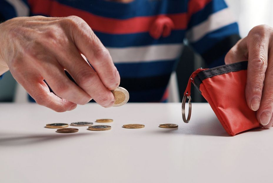 Las facturas de luz y gas se comen el equivalente a más de un mes de la pensión media de un jubilado Las facturas de luz y gas se comen el equivalente a más de un mes de la pensión media de un jubilado