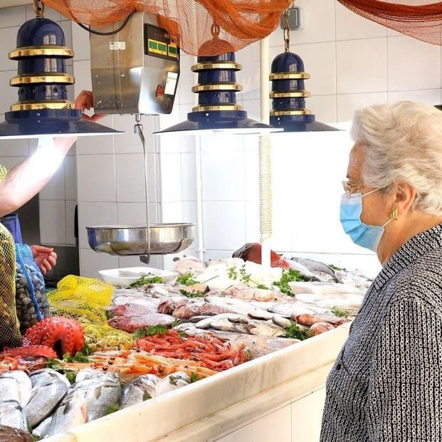 europa press mujer mayor compra pescado europa press mujer mayor compra pescado