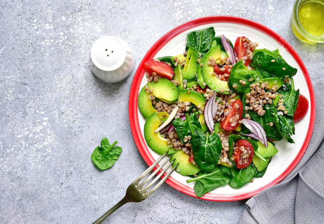 Ensalada de trigo con aguacate, tomate y espinacas. foto: bigstock