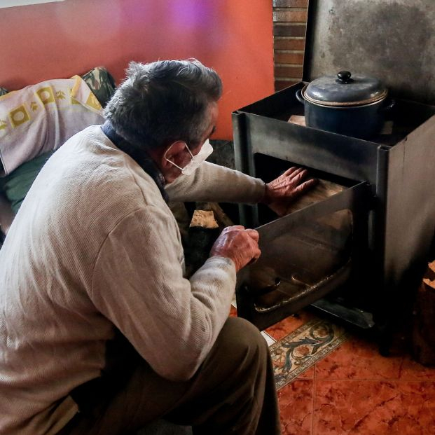 EuropaPress 4170427 hombre calienta estufa vivienda sector canada real 31 diciembre 2021 madrid EuropaPress 4170427 hombre calienta estufa vivienda sector canada real 31 diciembre 2021 madrid