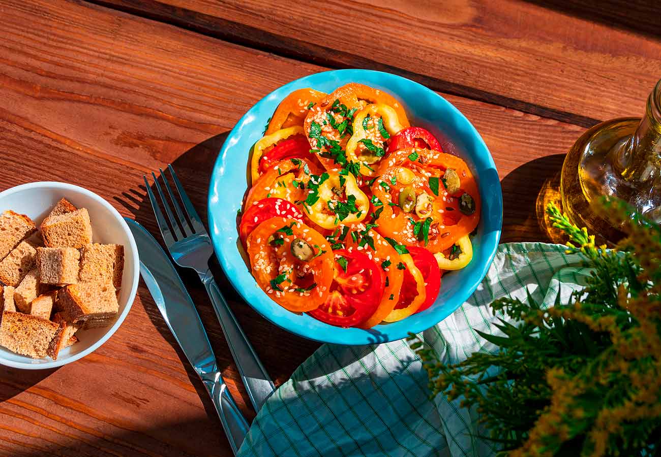 Receta de ensalada de tomate con pimiento y semillas de sésamo
