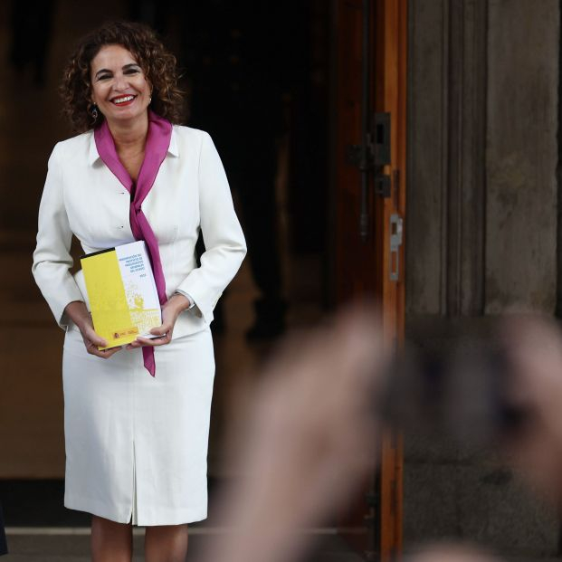 EuropaPress 4728703 ministra hacienda maria jesus montero posa libro amarillo antes presentar (1) EuropaPress 4728703 ministra hacienda maria jesus montero posa libro amarillo antes presentar (1)