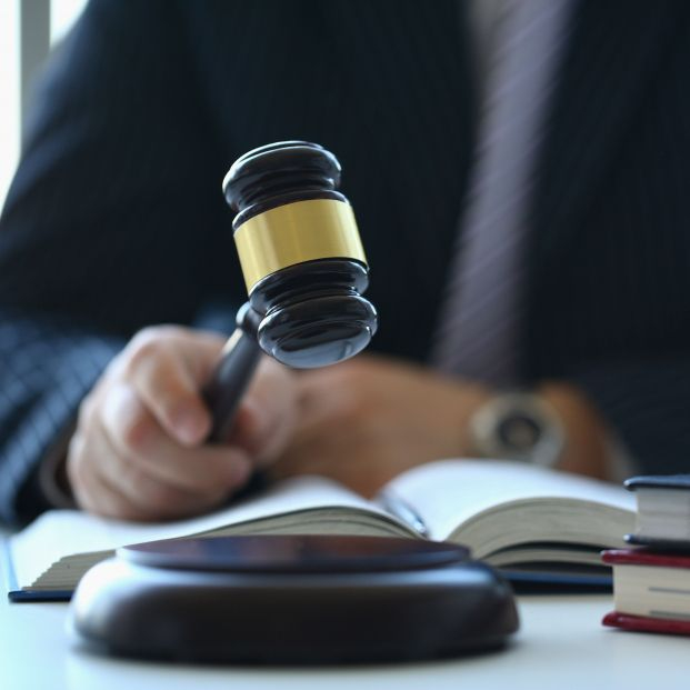 Sentencia pionera contra una mujer que acudió a los juzgados para conocer a su nieto